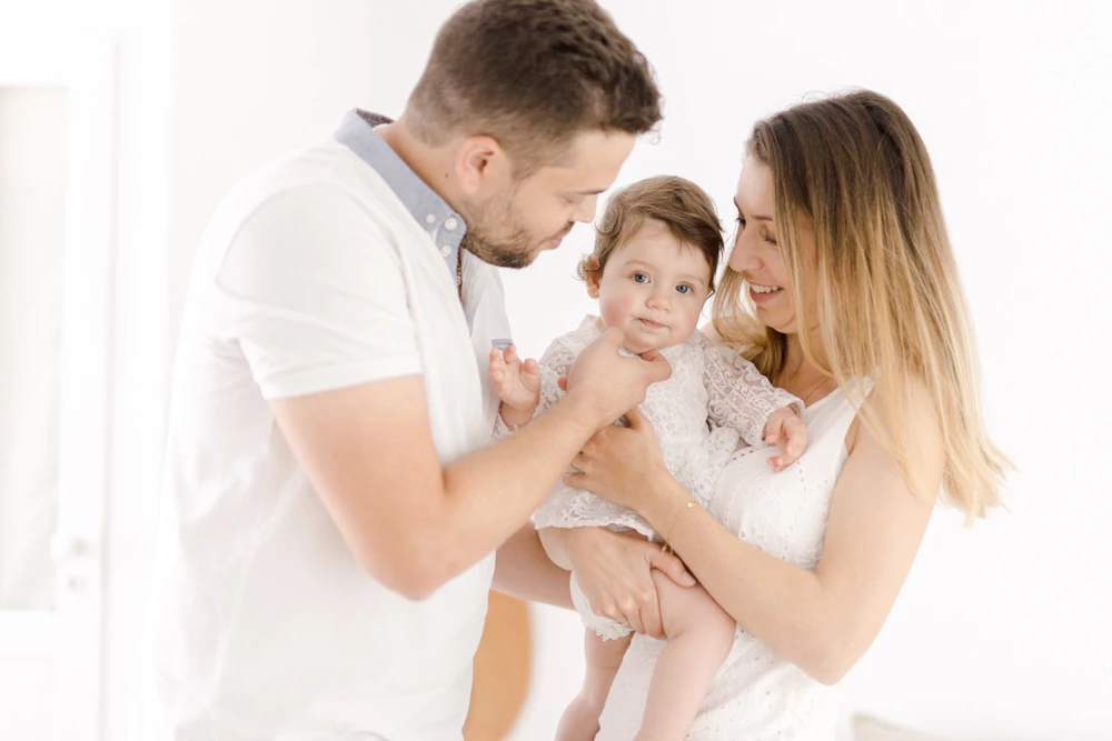 cheveux bonheur main enfant sourire